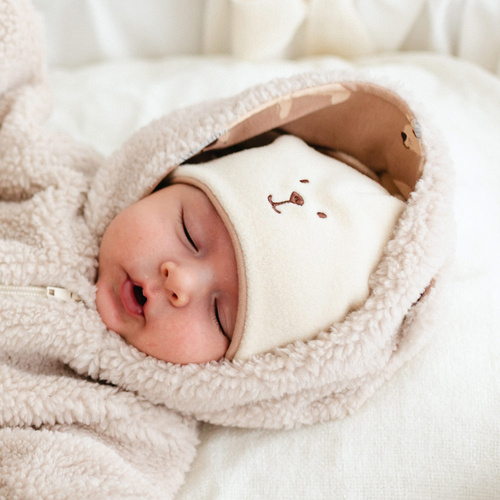 Beary Cool Czapka niemowlęca Eevi ecru – polarowa z uszkami i haftem misia