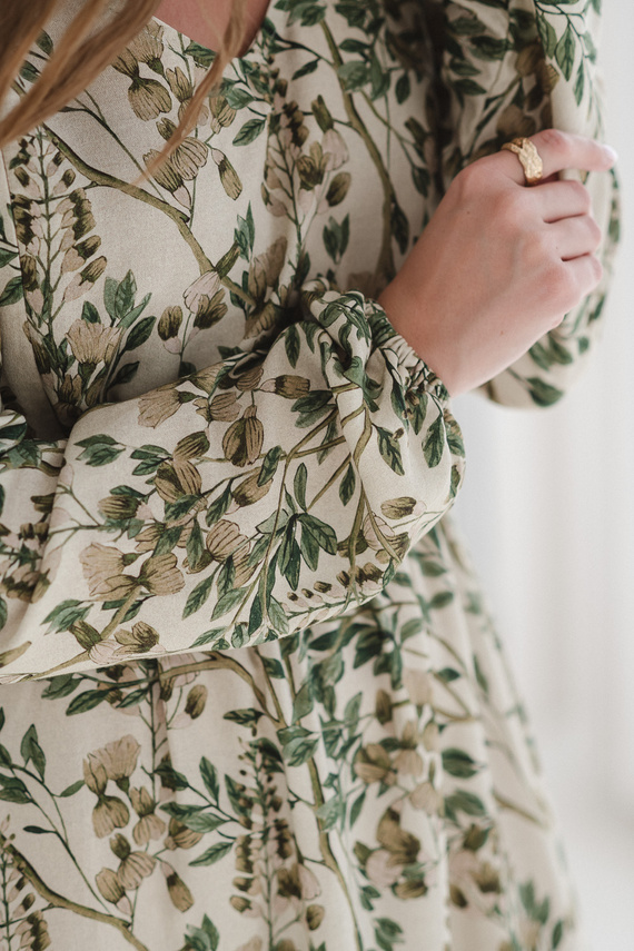 Lovely Dress Midi Milk&Love w zielone kwiaty– sukienka ciążowa i do karmienia z lnem, elegancki krój z zamkami do karmienia