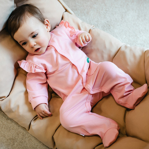 Pajac niemowlęcy Eevi Cherry ze stópkami bawełna miękki-różowy