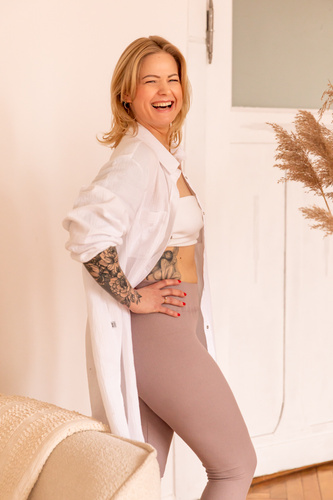 3411D/F Legginsy Marija – prążkowane, wysoki stan, 97% bawełna, styl i wygoda na co dzień - brudny fiolet