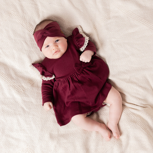 217160 Alisa Sukienko-body Nicol – burgund, długi rękaw, falbanki i kokardka