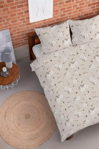 5632 A Pościel flanelowa Pastel Flowers Detexpol beżowa w białe kwiaty i liście– ciepła, miękka i elegancka