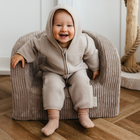 Kombinezon niemowlęcy z wełny merino Eevi – beżowy, miękki i oddychający