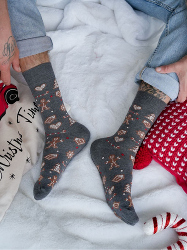 1290-037 Skarpety męskie świąteczne Milena – Świąteczne Pierniki, Ciemny Melanż