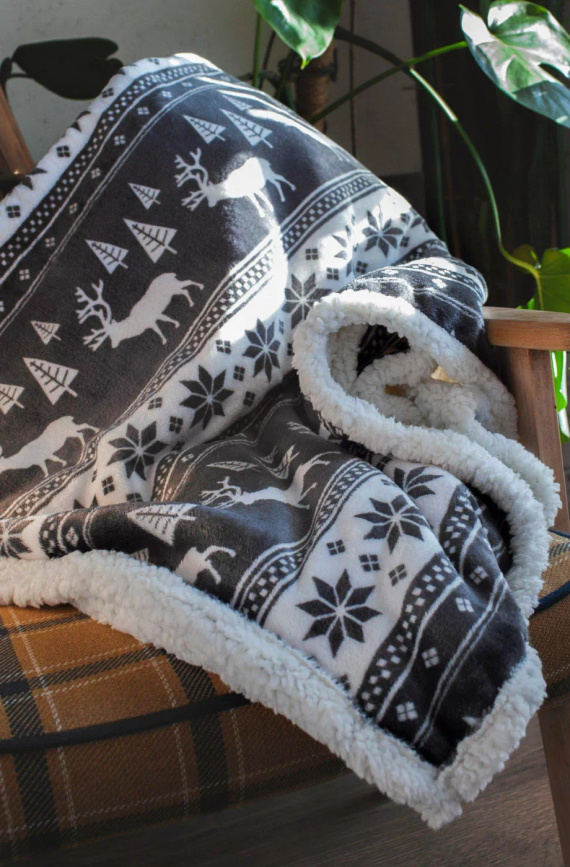 Koc świąteczny SACO popielaty – miękki i ciepły z reniferami i choinkami w ozdobnym worku