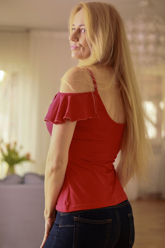 Vera Bluzka damska Mirale – odkryte ramię, falbanka, wiskoza - czerwony