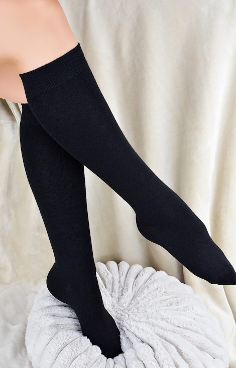 SB158 Podkolanówki damskie Noviti czarne – wygodne, gładkie z miękkiej dzianiny 