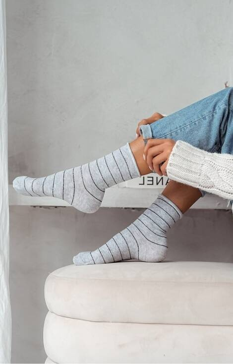 0200-059 Paski lurex Skarpety damskie Milena - szary