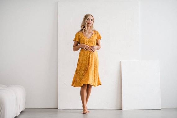 Lovely Dress Midi sukienka ciążowa i do karmienia krótki rękaw Milk&Love musztardowy w groszki