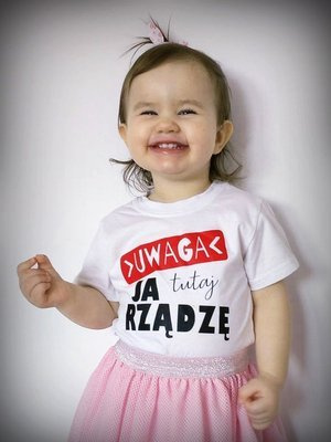 "Uwaga ja tutaj rządzę"  Koszulka dziecięca krótki rękaw Moocha biały
