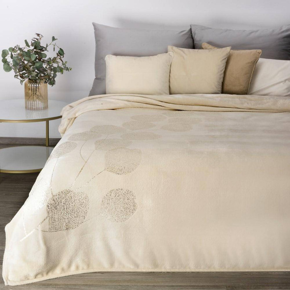 Ginko 2 Koc narzuta z mikrofibry z błyszczącym nadrukiem liści Eurofirany miodowy