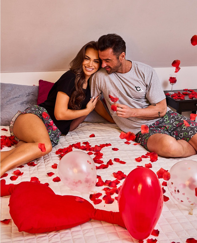 326/206 Piżama Męska Cornette Love Symbols – Bawełniana | Krótki Rękaw + Spodenki | Komfort i Styl | Idealna na Walentynki