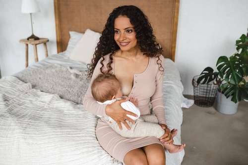 Tummy Sukienka ciążowa i do karmienia z dzianiny w prążek Milk&Love beżowy