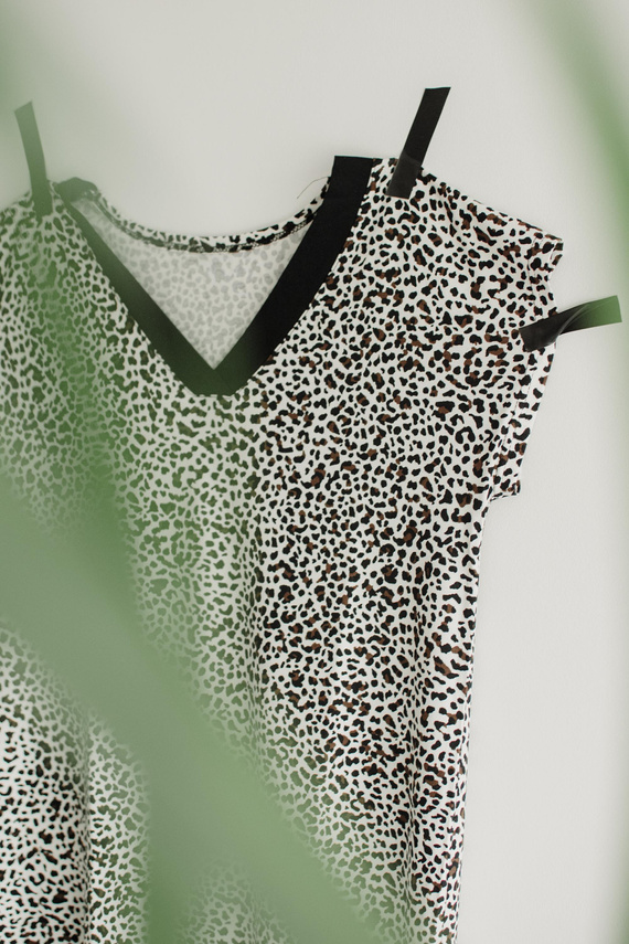 853 Kendall De Lafense – Koszula nocna z wiskozy w panterkę - ecru panterka