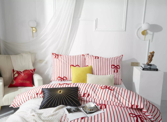 Xmass Bow Pościel mikrosatynowa świąteczna biała czerwona kokardy I25 Spod Igły i Nitki – miękka, gładka i trwała