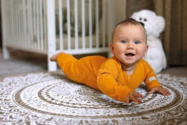 Pajac z kieszonką ze stópkami "Simply Comfy" Ewa Klucze - miodowy