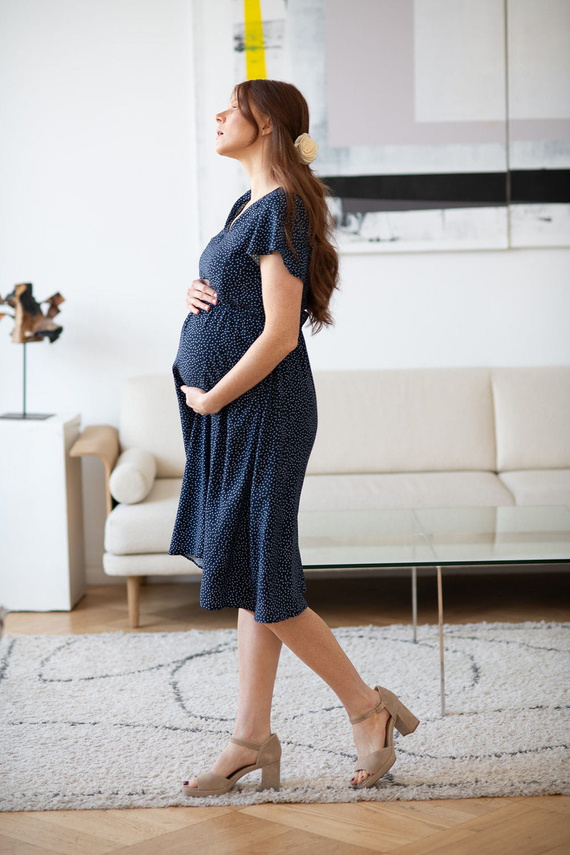 Lovely Dress Midi sukienka ciążowa i do karmienia krótki rękaw Milk&Love granatowa w groszki