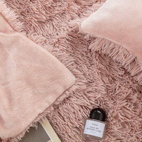 Yeti Koc narzuta włochacz futrzak fotelówka Spod Igły i Nitki pudrowy