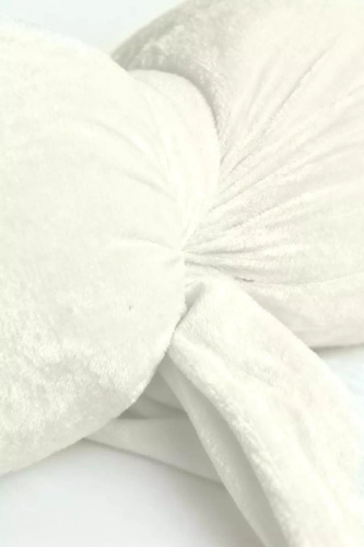 Poduszka świąteczna Kokarda 40x23 Spod Igły i Nitki – kremowa poduszka z weluru velvet, certyfikat Oeko-Tex