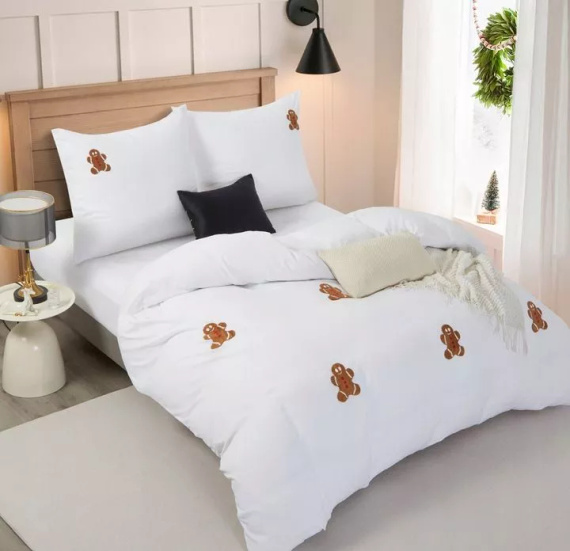Cuty Gingerbread Pościel świąteczna z mikrofibry Spod Igły i Nitki – biała z aplikacjami 3D pierniczków, zapięcie na suwak