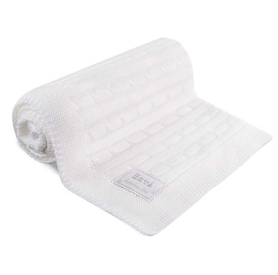 Kocyk bambusowy Eevi – biały wzór w warkocz, miękki i lekki