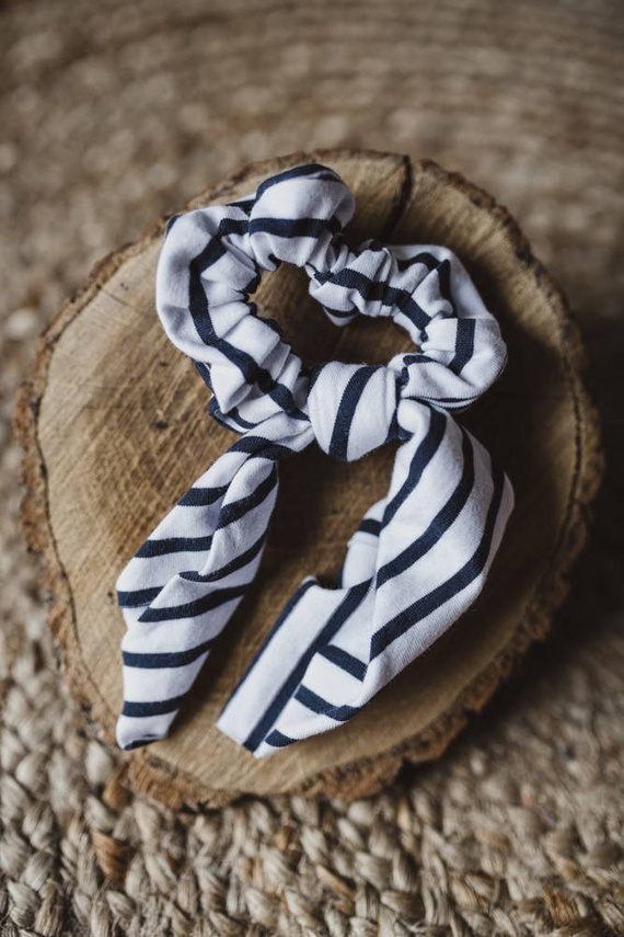 Scrunchie gumka do włosów ze wstążką Milk&Love paski biały-granat