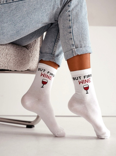 Skarpety damskie bawełniane Milena 0200-240 But First Wine – prążkowane, wygodne biały