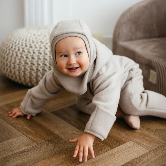 Kombinezon niemowlęcy z wełny merino Eevi – beżowy, miękki i oddychający