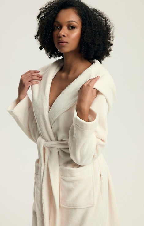 43599 Darlan Szlafrok damski z kapturem Henderson cream – miękki, lekki, przed kolano