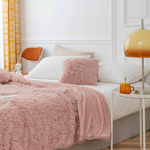 Yeti Koc narzuta włochacz futrzak fotelówka Spod Igły i Nitki pudrowy