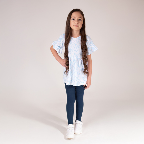 141524 Prążkowane legginsy dziewczęce Nicol – bawełna z elastanem, falbanka, granatowe