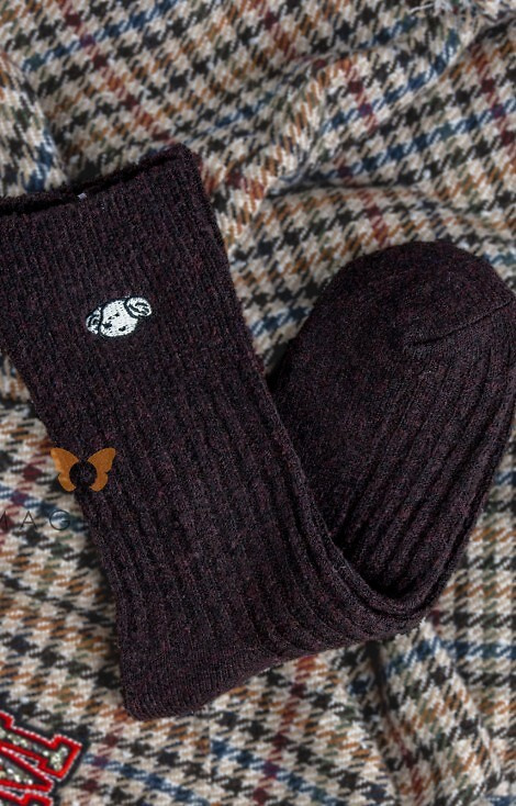 YN5035 Ciepłe skarpety damskie Magnetis brązowe – prążkowane z aplikacją