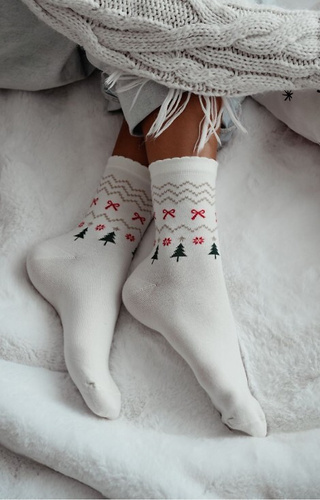 1283-035 Skarpety damskie świąteczne Milena ecru– kolorowe, bawełniane, z lurexem