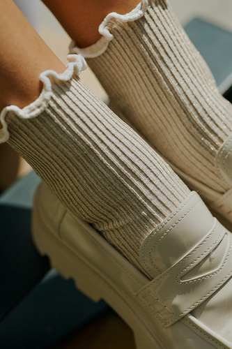 577 Nana Skarpetki Gabriella cream– prążkowane, z lurexem i falbanką