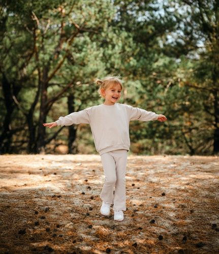 Simply Comfy Legginsy dziecięce dzwony Eevi beżowe – 100% bawełna, wygodne i stylowe