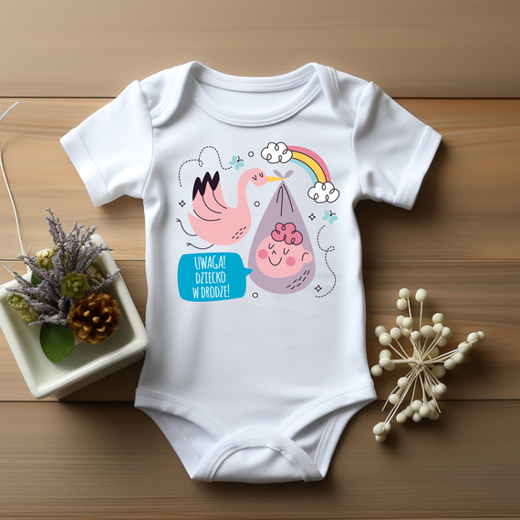 SKU A002 "Uwaga dziecko w drodze" Body krótki rękaw Moocha biały