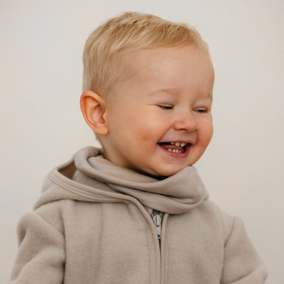 Komin dziecięcy Eevi z wełny merino – beżowy, miękki i oddychający