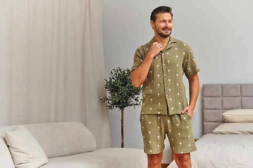 Piżama męska Doctor Nap 7417 muślin bawełniany – oliwkowa koszula i szorty