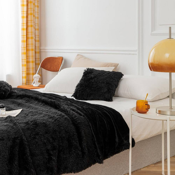 Yeti Koc narzuta włochacz futrzak fotelówka Spod Igły i Nitki pudrowy