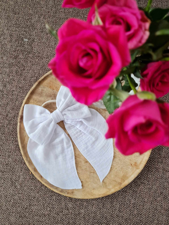 KGB16 Muślinowa kokarda do włosów na gumce Marija - biały