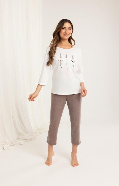Piżama 703 Regina bawełniana ecru – damska, rękaw 3/4, spodnie 7/8, roślinny nadruk