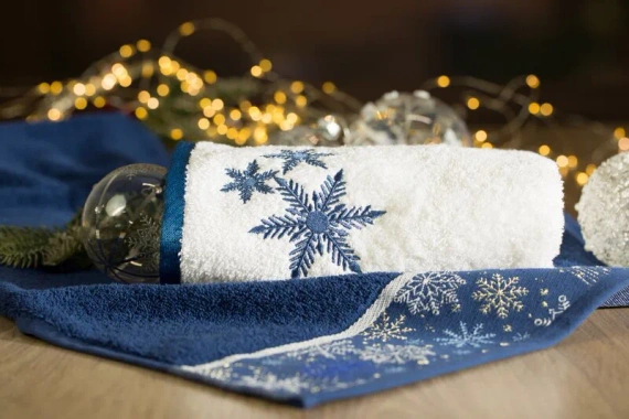 Carol 01 ręcznik świąteczny gwiazdki Eurofirany biały