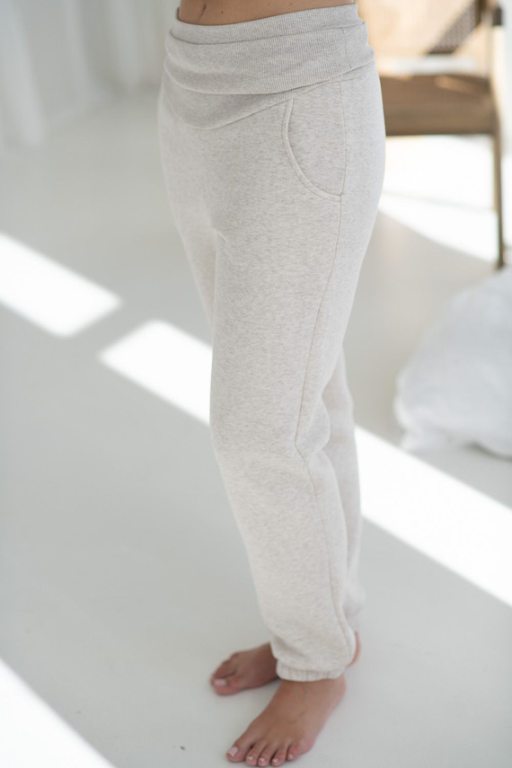 Motherhood Spodnie ciążowe Milk&Love latte melange– gruba dzianina, elastyczny pas, bawełna z poliestrem, Oeko-Tex