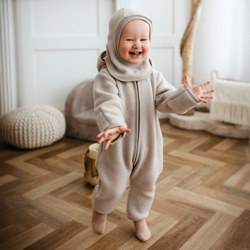 Kombinezon niemowlęcy z wełny merino Eevi – beżowy, miękki i oddychający
