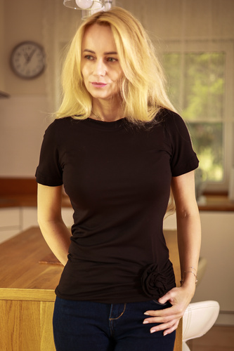 Lily Bluzka damska Mirale z wiskozy – krótki rękaw, ozdobna róża - czarny